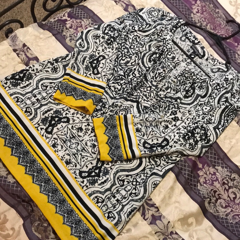 ✨ Black, White, & Yellow Shirt 👚✨
